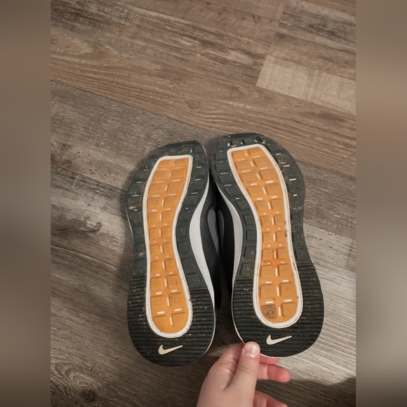 Women's Gently Used Nike Tennis Shoes Size 9.5 - Picture 10 of 10